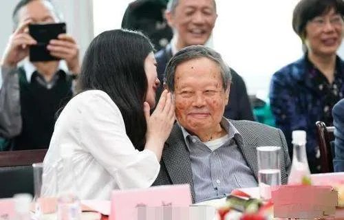 清华大学辟谣杨振宁逝世，究竟是谁在造谣？