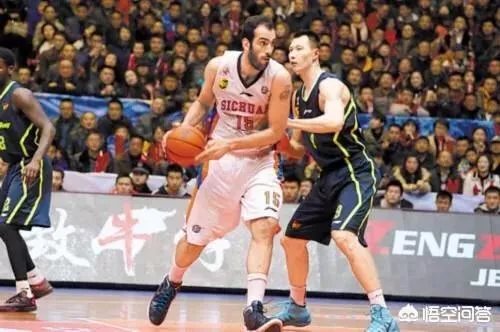 当年在天津世锦赛上,哈达迪为什么会做“摊手”动作侮辱易建联?当时发生了什么事?