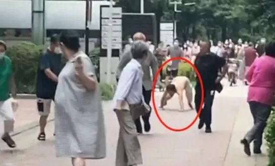 武汉男子在小区趴地学狗叫,2人被咬吓得去打针,狂犬病的并发症还有哪些?