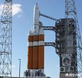 SpaceX发射的猎鹰重型火箭为什么是三个助推火箭平行分布而不选择“一大三小”的三角分布？