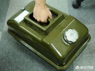 汽车出厂时，厂家一般给车里加多少油？