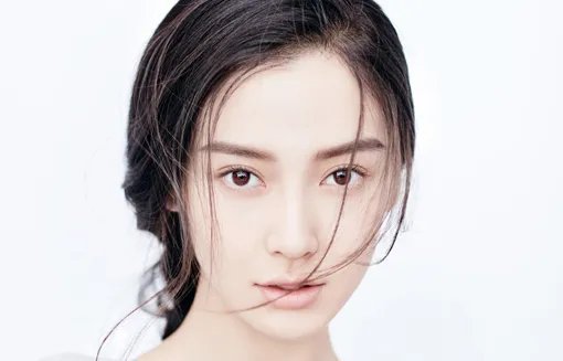 32岁baby素颜带小海绵聚餐,皮肤蜡黄憔悴,为什么儿子显得一脸委屈?