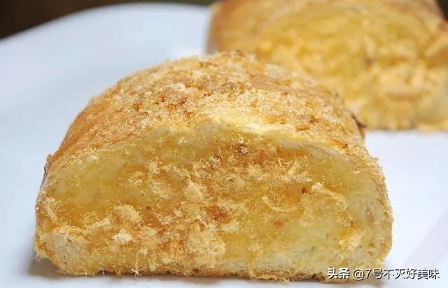 外面有一层薄皮、里面有夹心,然后两边还有肉松的一种面包,是什么面包呢?怎么做比较好吃,特别想吃?