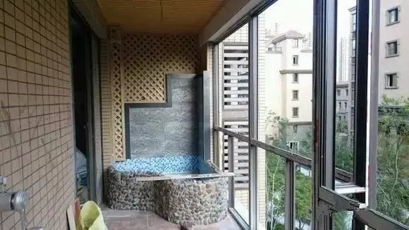 舒城网友在自家阳台上改建鱼池，效果真拉风！惊呆了！