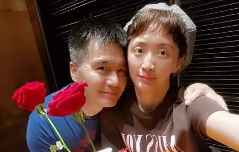 许亚军妻子张澍,嫁4婚丈夫很幸福,和继子如同亲母子,夫妻俩状态如何?