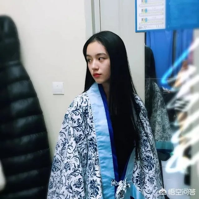 和董洁相比，新版冷清秋北影校花的颜值你觉得怎么样？