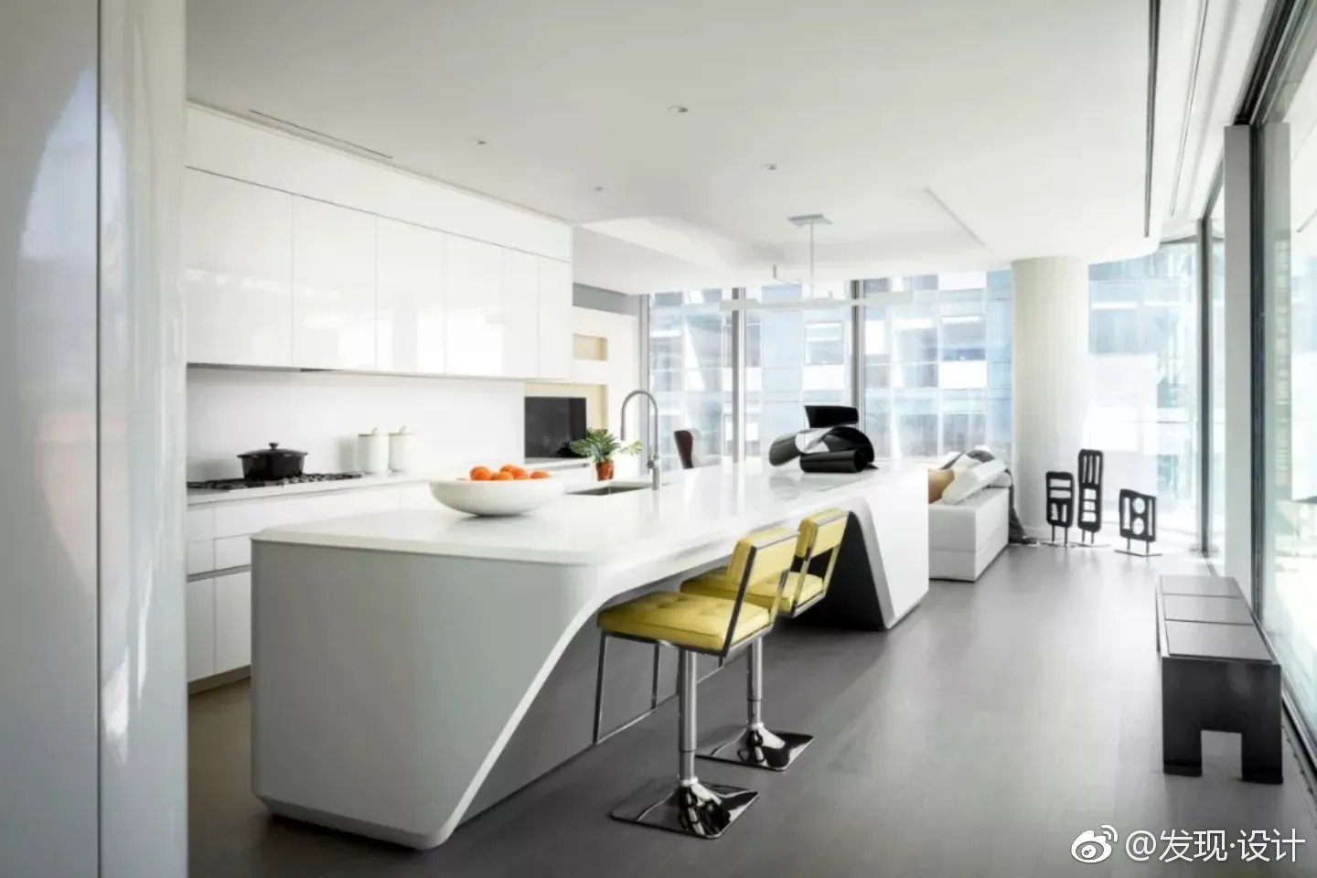 扎哈遗作—纽约520 West 28th公寓公寓的金属幕墙由...