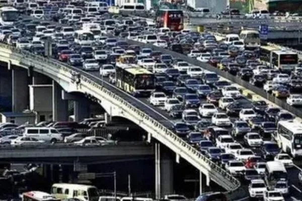 全家出动为堵车路人煮面，你会去吃这碗免费爱心面吗？