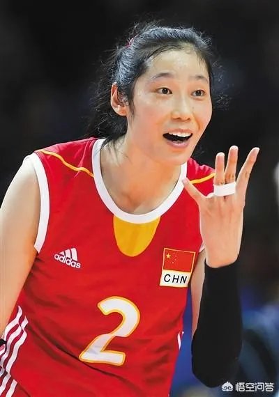 朱婷回国大场面:几百人接机,50万人看直播,央视在机场直接采访。你怎么看?