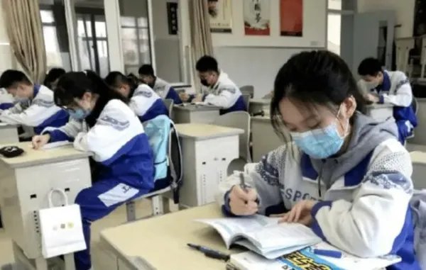 教育局回应女生在宿舍卖油饼被退学,你觉得学校的处罚是否合理呢?