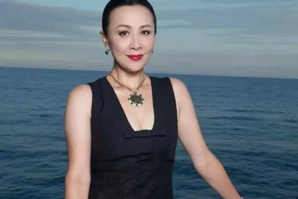 梁朝伟夫妇罕见秀恩爱，为何曾经有人说梁朝伟是刘嘉玲抢来的？