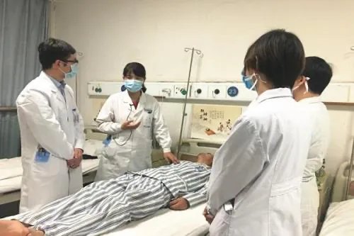 大二女生休学两年陪伴患癌母亲,你支持他的做法吗?