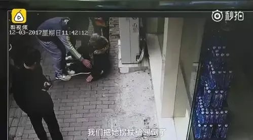 3名中学生扶起摔倒老人,自称被讹10万元,你怎么看?