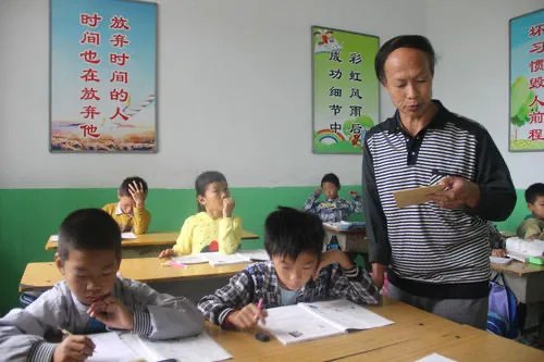 关于学生考100分老师奖励亲自喂饭一事,你有何看法?