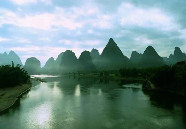 湖南周边省份有什么旅游景点适合暑假去玩吗？不要太远，就在湖南周边就好了。