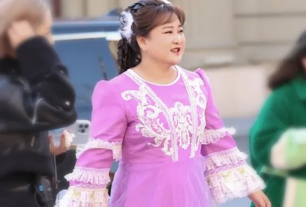 贾玲穿紫色公主裙录综艺被偶遇，她的状态如何？