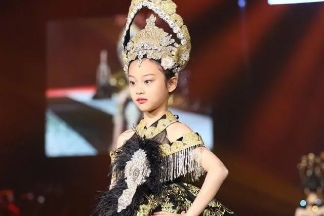 8岁甜馨长大啦!化浓妆穿着时尚T台走秀,你觉甜馨气场更像谁?