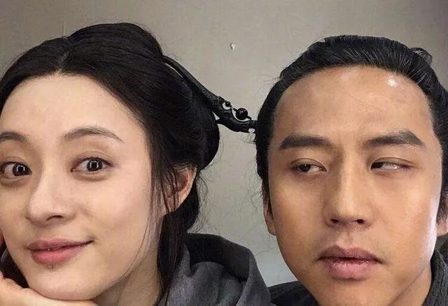 邓超晒照片庆祝结婚九周年,保持爱情稳定的秘诀是什么?