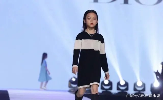 8岁甜馨长大啦!化浓妆穿着时尚T台走秀,你觉甜馨气场更像谁?