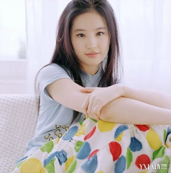 刘亦菲黄圣依对比照流出风格迥异各有千秋