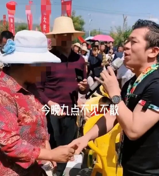 流浪歌王陈星帮陈光标提衣服,那她的娇妻长得怎么样?