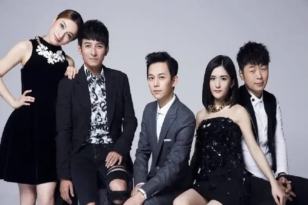 谢娜再次缺席《快乐大本营》亲自解释，谁留意何炅做了啥？