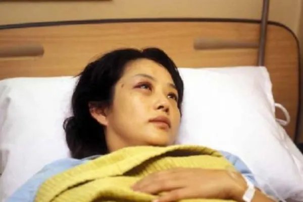 巴西一名孕妇为了躲避家暴试图跳楼，她丈夫是什么反应？