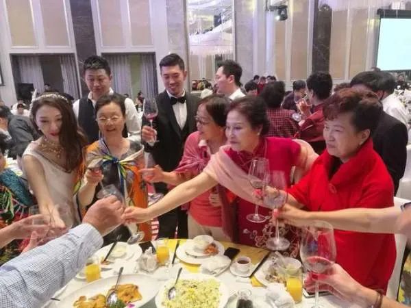 越南一儿媳敬酒公婆不愿接,新郎怒砸婚礼现场,你赞成新郎这么做吗?