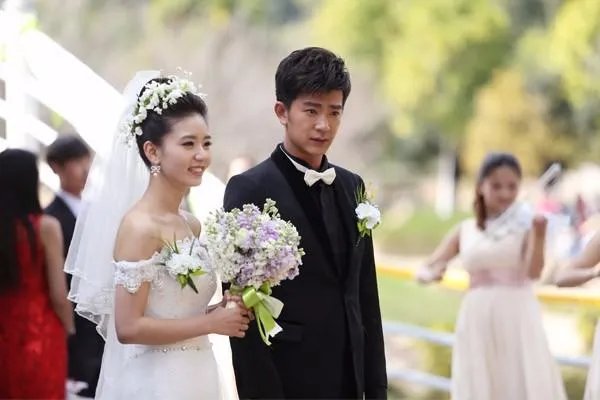 王菲婚礼邀请李亚鹏出席,你允许妻子和前任继续做朋友吗?