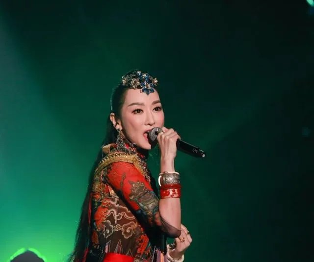 你知道哪些明星当众假唱被揭穿?