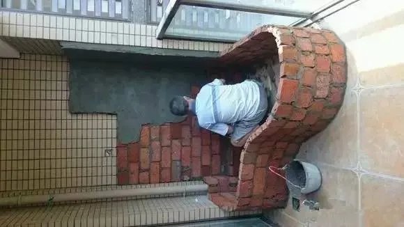舒城网友在自家阳台上改建鱼池，效果真拉风！惊呆了！