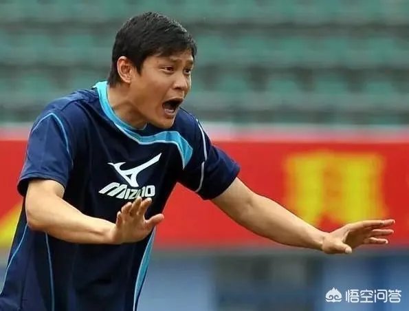 一个队员本来是踢前锋位置的,现在被教练改为后卫,该怎么办?