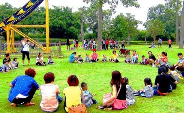 帮孩子做手工家长扎了条龙，学校举办此次活动的意义是什么？