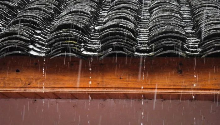 直击南方暴雨:浮桥被冲垮城镇内涝 南方暴雨今日最新消息