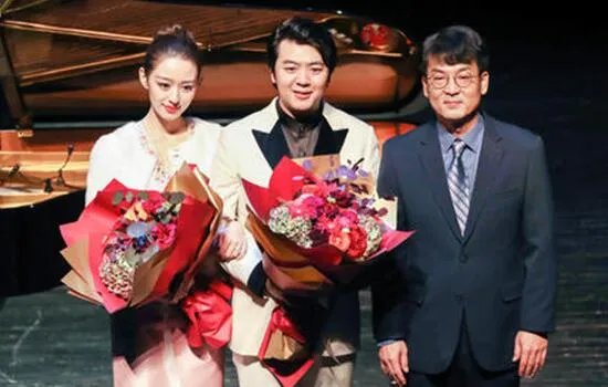 郎朗宣布妻子吉娜怀孕喜讯,网友为何关注未来孩子职业?
