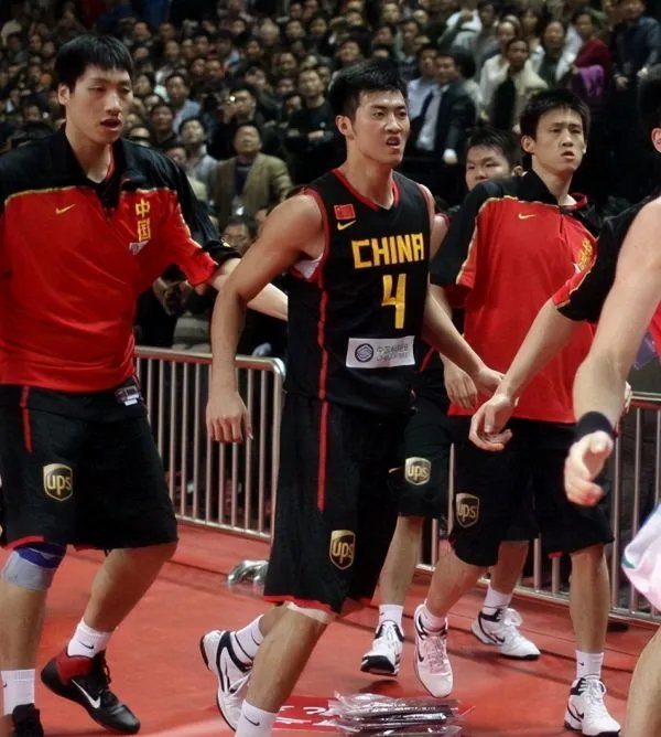 2010年热身赛,中国男篮与巴西男篮打架斗殴,导火索是什么呢?