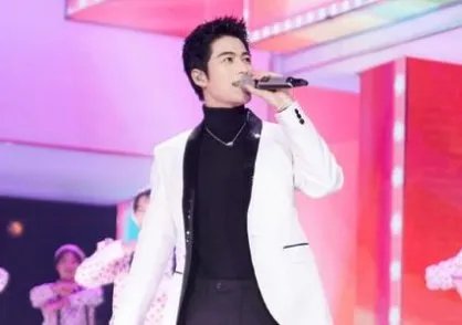 陈学冬和谭松韵在舞台上找戒指,两个憨憨的这场表演怎么样?