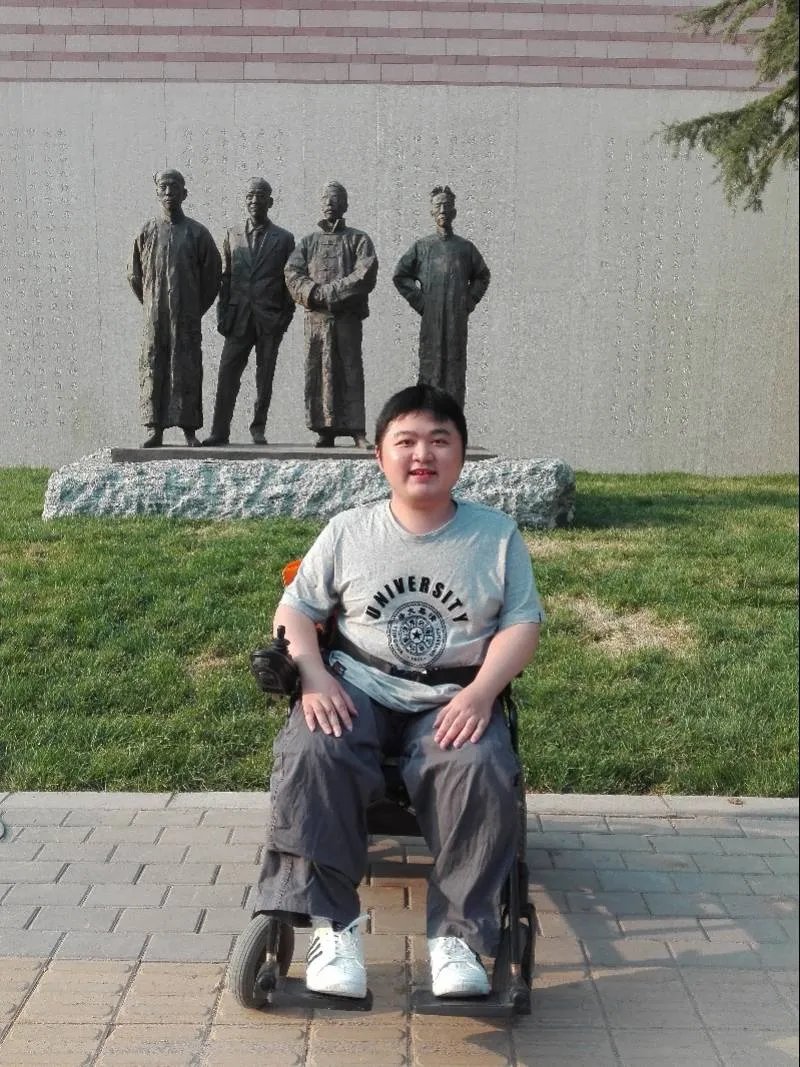 妈妈背患病儿子读到清华博士,妈妈是如何照顾他的?