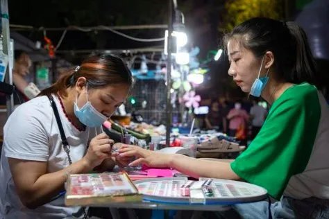 对于北京大雨女子还雨中淡定做美甲网友是如何评价的?
