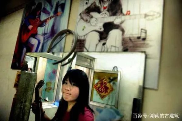 西单女孩在地下通道一唱成名并登上春晚,后来如何了?