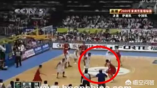 当年在天津世锦赛上，哈达迪为什么会做“摊手”动作侮辱易建联？当时发生了什么事？