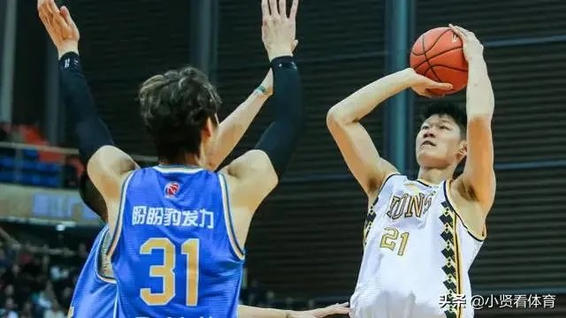 福建男篮在签约2外援之后,球队战绩不增反减,排名联赛倒数第三,朱世龙应该下课吗?