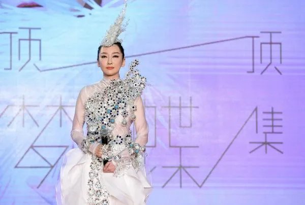 晚会假唱倒拿话筒,与金星互撕,被丁太升骂哭,萨顶顶为何会沦落至此?