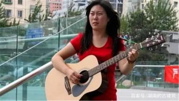 西单女孩在地下通道一唱成名并登上春晚,后来如何了?