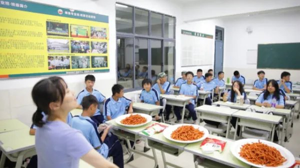 湖南辣条专业班采用吃辣条的方式竞选班干部，最后究竟谁被选上了？