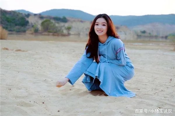 林允的麒麟臂不见了,晒出小蛮腰,你们羡慕吗?