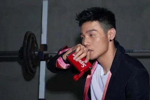 李荣浩新歌,歌词只有9个字,到底有多敷衍?