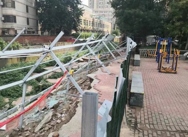 郑州一小区暴雨中倒下一堵墙维修费要129万,成本价究竟需要多少?