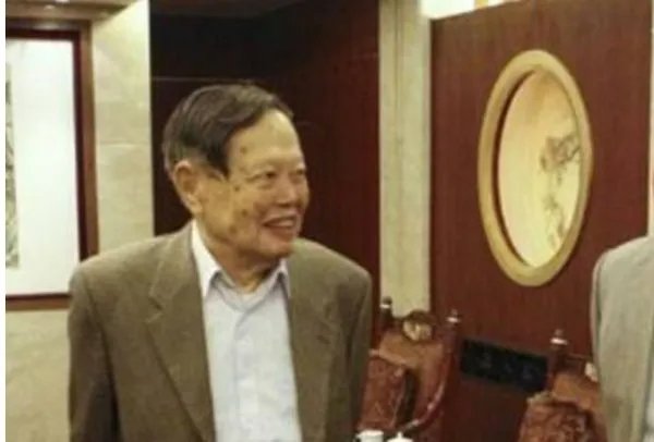 莫言曾经送给杨振宁一句什么样的话，让他珍藏在书房多年？