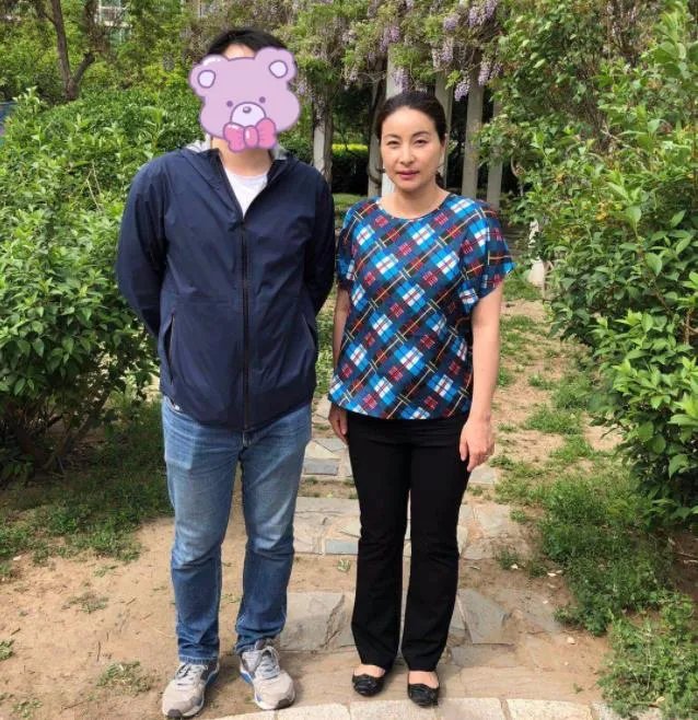 郭晶晶三胎后现身:身材恢复的好心情也极好